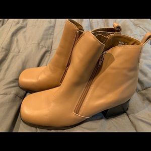 8.5 A.J. Valenci boots in good shape